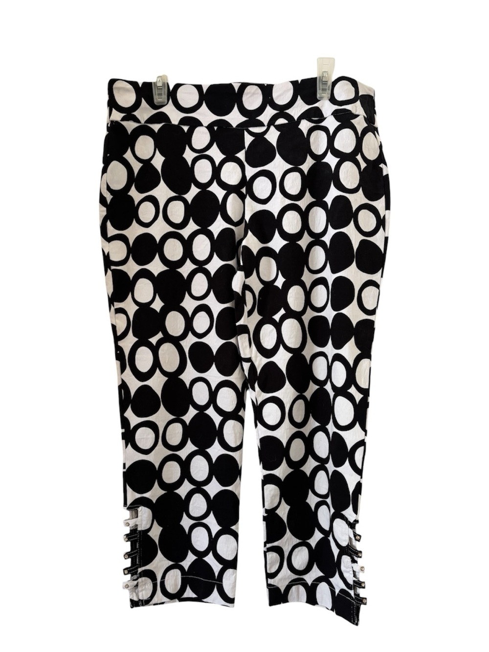 Attyre Black and White Circle-Print Capris